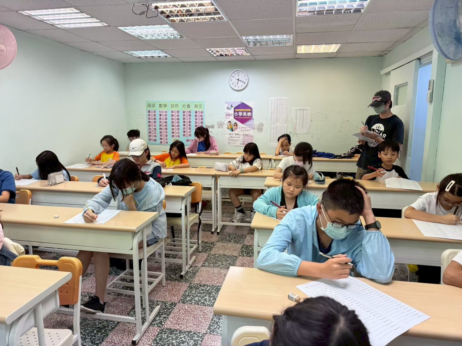 小學班學生在教室內寫作業