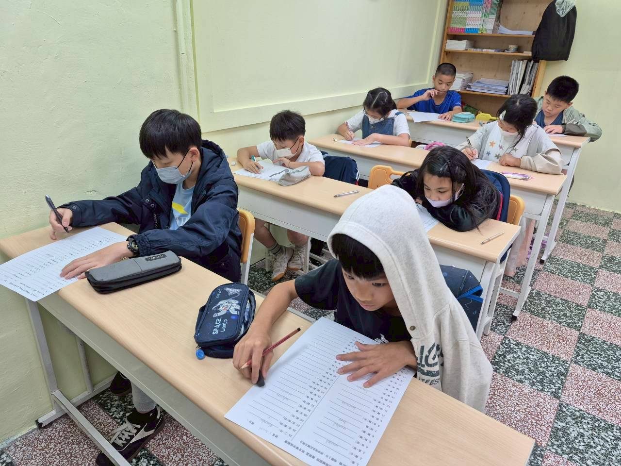 學生在教室內寫考卷