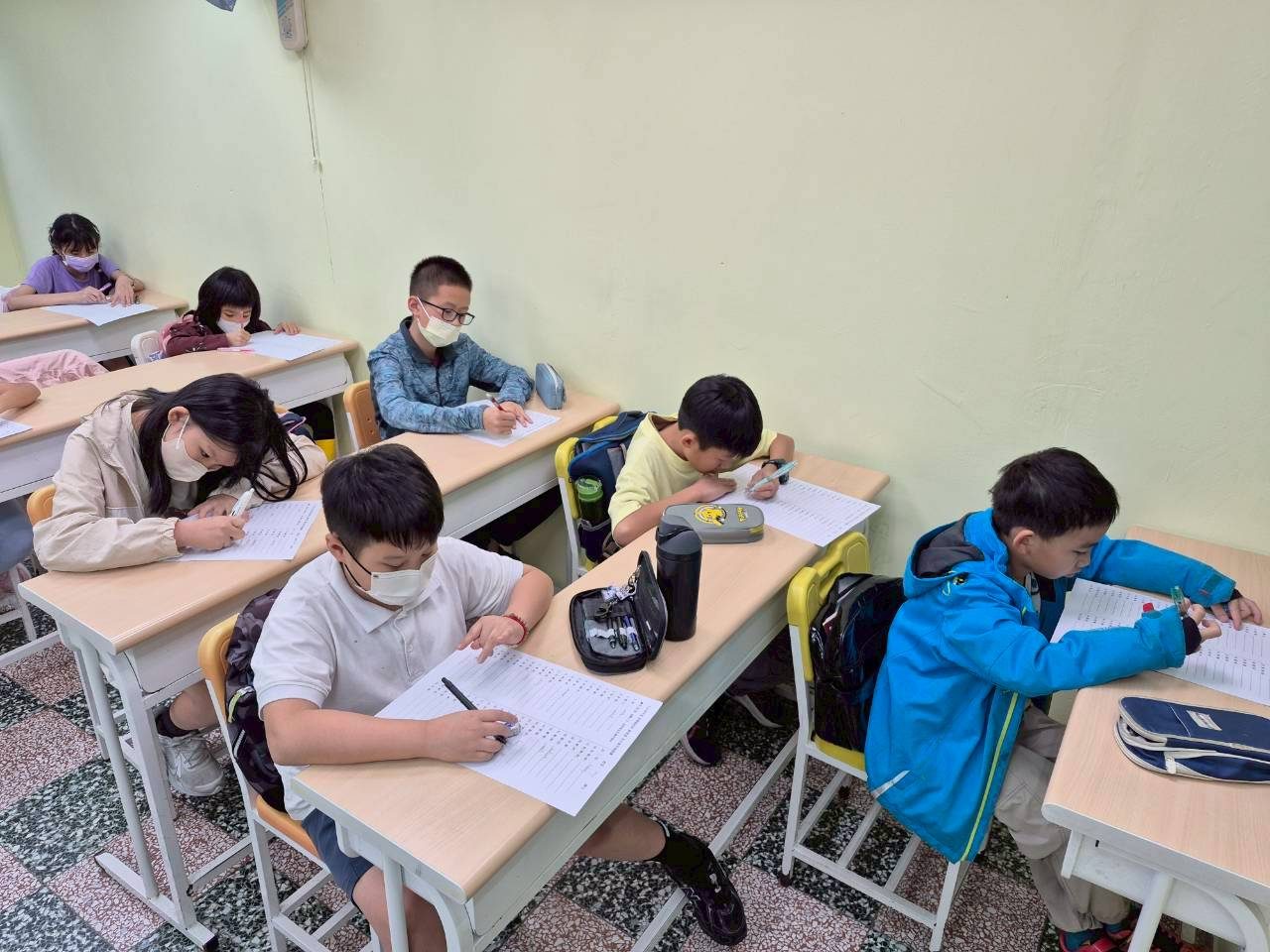 國中學生在教室內演練考卷