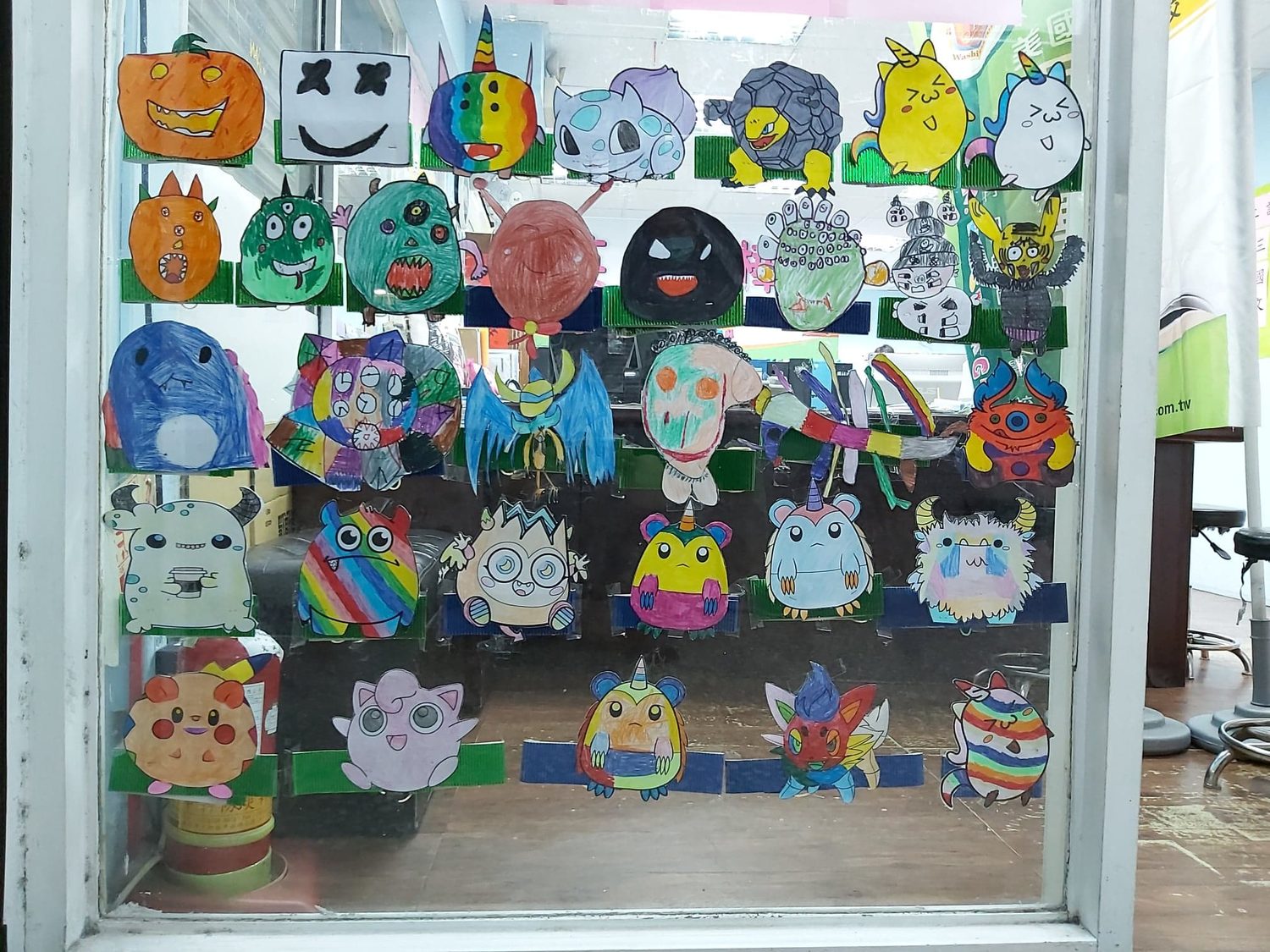 教室展示牆上一整面的學生美勞作品