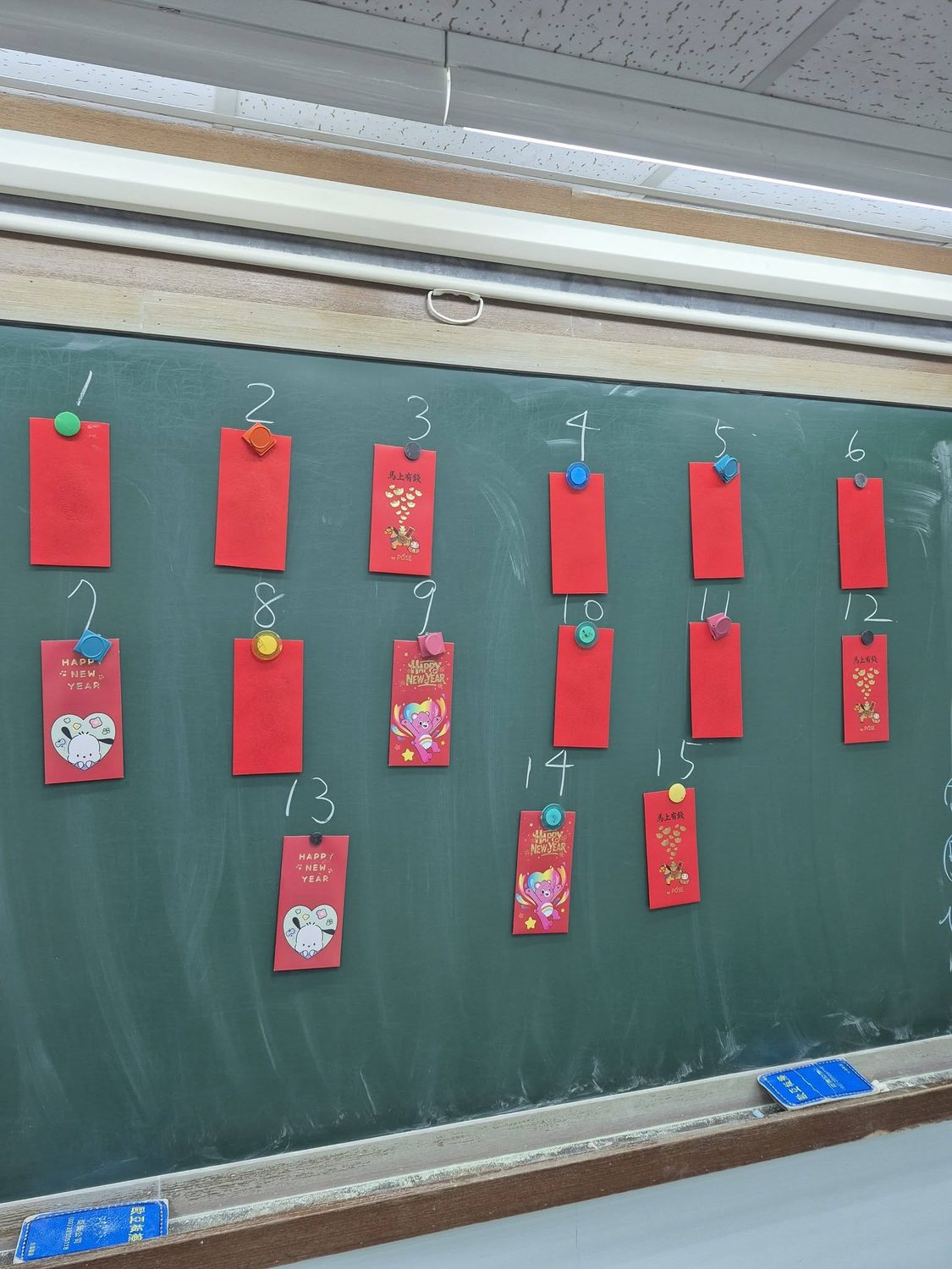 教室黑板掛滿新春紅包