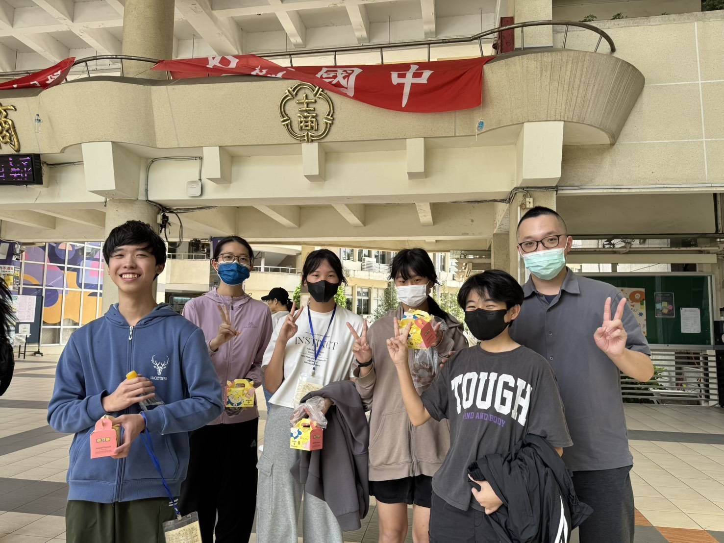 會考當天老師到考場為學生加油