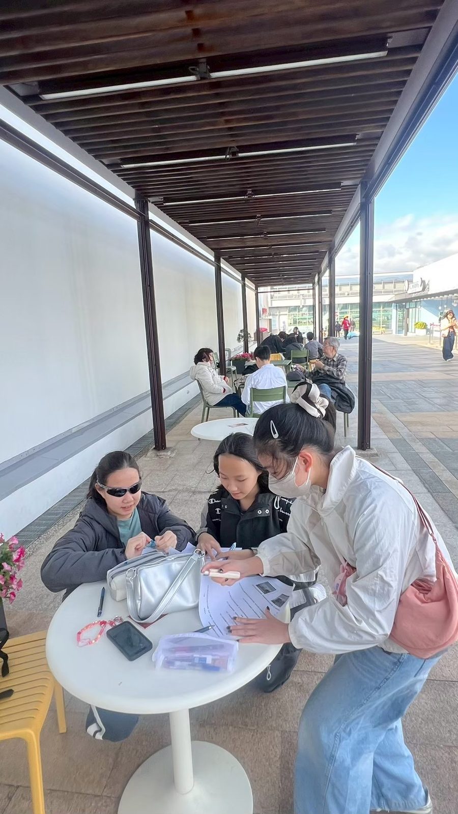 學生在機場完成學習單